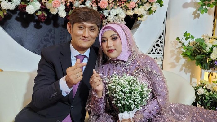 Wanita bernama Adelita Putri Noviana (26) di Kabupaten Sorong, Papua Barat Daya menikah dengan pria warga negara (WN) Korea Selatan (Korsel), Cho Dong Hyun (47).