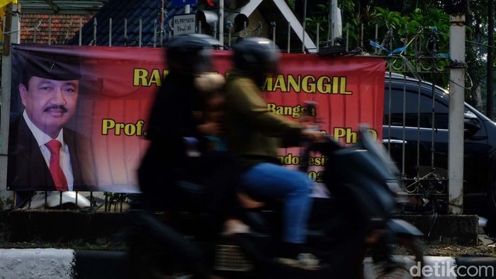 Spanduk Budi Gunawan Maju 2024 Mejeng di Jalan Tambak Jakpus Spanduk bergambarkan Kepala BIN Budi Gunawan (BG) mejeng di Jalan Tambak, Jakarta Pusat. Spanduk berisikan dukungan BG maju Pilpres 2024.