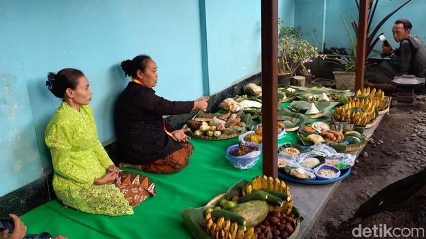 Suasana doa bersama untuk keselamatan Presiden Jokowi sekeluarga, oleh warga Baluarti Solo di kompleks makam Ki Gedhe Solo, Senin (22/5/2023).