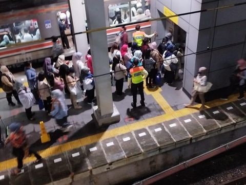 Suasana Stasiun Cakung 22 Mei 2023 petang, saat eskalator mati. (Dok warga bernama Ficky)