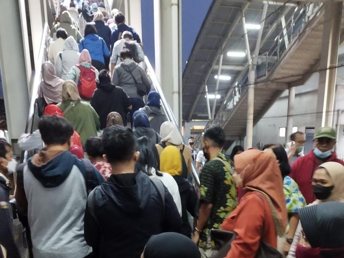 Suasana Stasiun Cakung 22 Mei 2023 petang, saat eskalator mati. (Dok warga bernama Ficky)