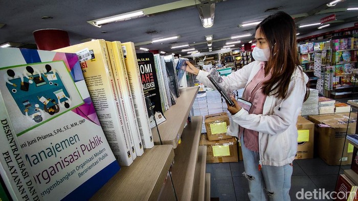 Salah seorang pelanggan tengah membaca buku di Toko Buku Gunung Agung kawasan Kwitang, Jakarta, Senin (22/5/2023). Seluruh gerai Toko Buku Gunung Agung bakal tutup tahun ini. Keputusan itu diambil karena perusahaan tidak bisa bertahan di tengah kerugian yang makin besar.
