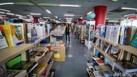 Saat ini buku-buku fiksi sampai ilmu pengetahuan masih terpajang di rak Toko Buku Gunung Agung. 