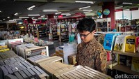 Jaringan toko buku yang satu ini diketahui sudah berdiri sejak 1953 silam. Adapun toko pertama yang dimiliki oleh Gunung Agung terletak di Jalan Kwitang, Senen, Jakarta Pusat.
