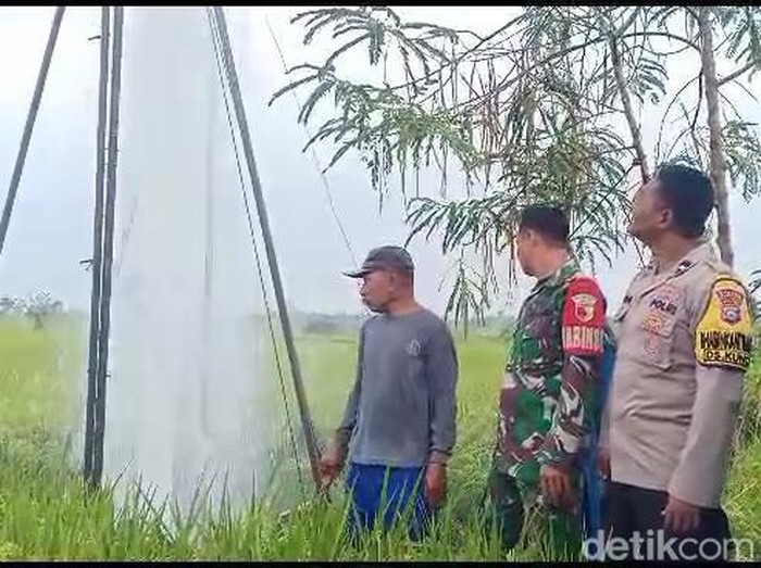 sumur bor menyemburkan air