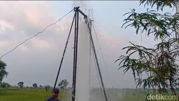 sumur bor menyemburkan air
