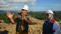 Kelanjutan pembangunan tol di Nagari Enam Lingkung ditinjau langsung oleh Wagub Sumbar Audy Joinaldy (kiri) berbincang dengan Project Director tol Padang - Sicincin PT Hutama Karya Sri Hastuti Hardiningsih (kanan).