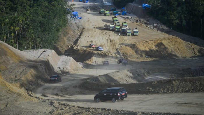 Sejumlah truk mengantre saat melanjutkan pembangunan tol di Nagari Enam Lingkung, Padang Pariaman, Sumatera Barat, Senin (22/5/2023). PT Hutama Karya menggenjot pembangunan Jalan Tol Trans Sumatera (JTTS) yakni tol Padang - Sicincin yang progres konstruksinya sudah mencapai 37,2 persen dengan pembebasan lahan sudah 95 persen serta target selesai pada 2024. ANTARA FOTO/Iggoy el Fitra/aww.