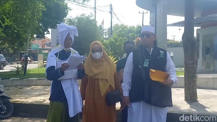 Tersangka pencabulan anak di bawah umur datangi Polda Sumsel pakai kostum pocong. (Prima Syahbana/detikSumbagsel) Tersangka pencabulan anak di bawah umur datangi Polda Sumsel pakai kostum pocong. (Prima Syahbana/detikSumbagsel)