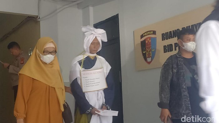Tersangka pencabulan anak di bawah umur datangi Polda Sumsel pakai kostum pocong. (Prima Syahbana/detikSumbagsel)