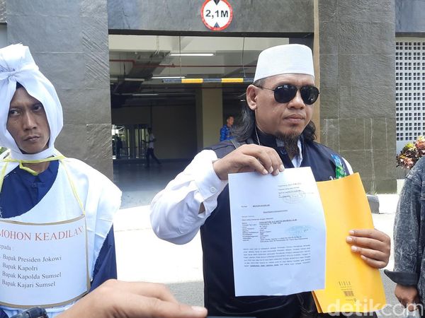 Potret Tersangka Pencabulan Berkostum Pocong Datangi Polda Sumsel