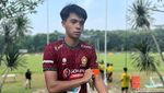 Anak-anak Main Bola, Emak-emak Gelar Tikar bak Pesta Kebun di Pinggir Lapangan