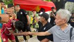 Anak-anak Main Bola, Emak-emak Gelar Tikar bak Pesta Kebun di Pinggir Lapangan
