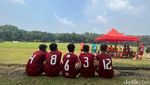 Anak-anak Main Bola, Emak-emak Gelar Tikar bak Pesta Kebun di Pinggir Lapangan