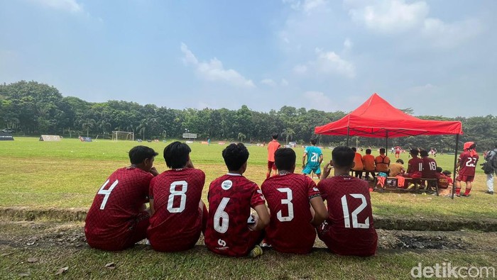 Tim sepakbola Asiop U-16 dan emak-emak yang mengantar saat bertanding di Liga Topskor U-16 melawan Serpong FC U-16 di Lapangan Sepakbola Trisaksi, Minggu (21/5/2023). Tim sepakbola Asiop U-16 dan emak-emak yang mengantar saat bertanding di Liga Topskor U-16 melawan Serpong FC U-16 di Lapangan Sepakbola Trisaksi, Minggu (21/5/2023).