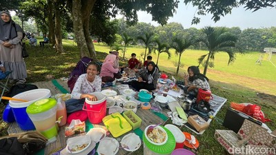 Anak-anak Main Bola, Emak-emak Gelar Tikar bak Pesta Kebun di Pinggir Lapangan