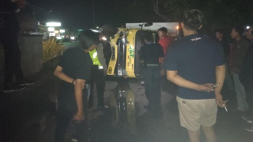 Truk boks mengalami kecelakaan tunggal dan terguling di Jalan Nasional Denpasar Gilimanuk, Kelurahan Gilimanuk, Kecamatan Melaya, Jembrana, Senin (22/5/2023).