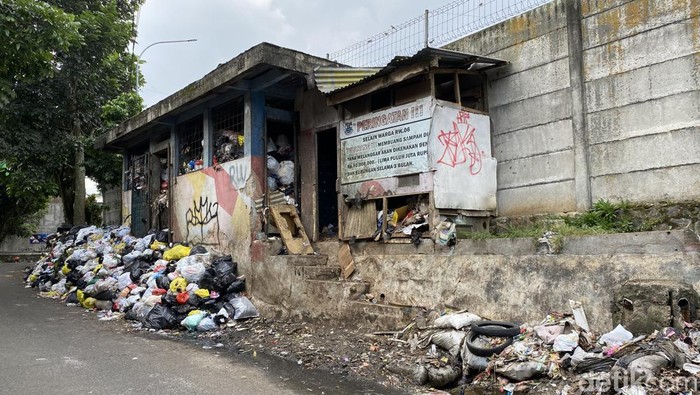 Tumpukan sampah di Jalan Babakan Loa, Kota Cimahi