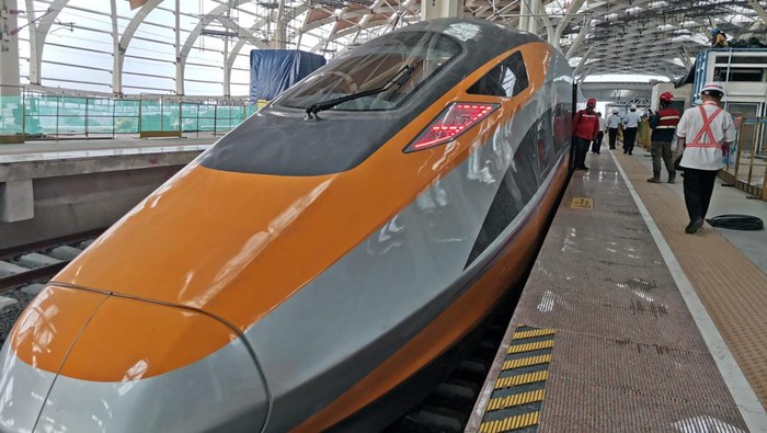 Uji Coba Tahap Awal Kereta Cepat