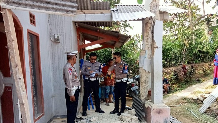 Unit Gakkum Satlantas Polres Bogor gelar olah TKP di lokasi kecelakaan truk hantam rumah di Tenjolaya, Kabupaten Bogor. (Dok.ist)