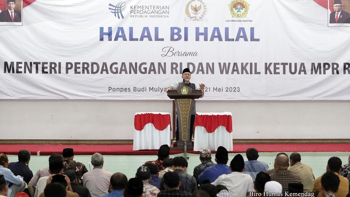 Upaya Mendorong Pengembangan Ekonomi Umat lewat Pondok Pesantren Mendag Zulhas menghadiri acara silaturahmi Pondok Pesantren Budi Mulya yang berlangsung di Tigaraksa, Tangerang, Banten, Minggu (21/5/2023).