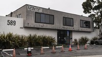 Gedung kantor Vice Media terlihat di Los Angeles, Senin (15/5/2023). Pengajuan kebangkrutan terjadi pada saat perusahaan teknologi dan media menghadapi periode yang menantang di mana mereka memangkas biaya dan bertahan dari kondisi pasar periklanan yang lemah sebagai dampak dari pelemahan ekonomi.
