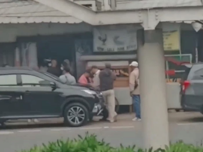 Video rumah warga Jatinegara didatangi sejumlah orang diduga preman viral di medsos. Polisi menyelesaikan kasus tersebut dengan menggelar mediasi. (Tangkapan layar video viral)