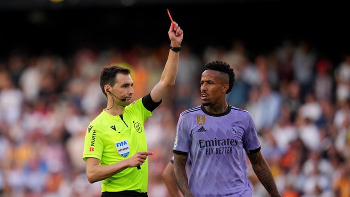 VALENCIA, SPAIN - MAY 21: Match Referee Ricardo de Burgos Bengoetxea shows a red card to Vinicius Junior of Real Madrid (not pictured) as his teammate Eder Militao reacts during the LaLiga Santander match between Valencia CF and Real Madrid CF at Estadio Mestalla on May 21, 2023 in Valencia, Spain. (Photo by Aitor Alcalde/Getty Images)