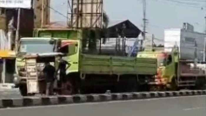 Viral pengemudi truk jajan siomai di tengah jalan di Pemalang. Foto diunggah Senin (22/5/2023).