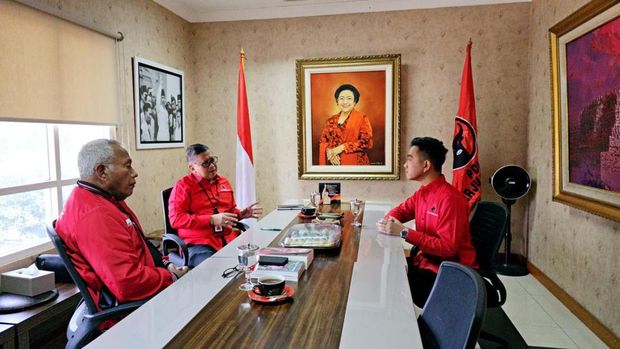 Wali Kota Solo yang juga politikus PDIP Gibran Rakabuming Raka menemui Sekretaris Jenderal DPP PDIP Hasto Kristiyanto di kantor DPP PDIP, Jalan Diponegoro, Menteng, Jakarta Pusat, Senin (22/5/2023). (Dok. DPP PDIP)
