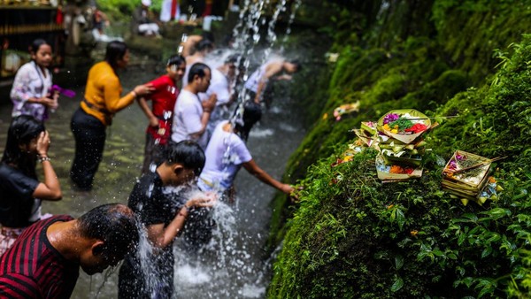 Warga Bali Ramai-ramai Melukat Rayakan Banyu Pinaruh