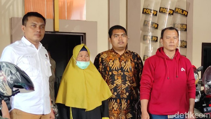 Wiwik saat dipanggil Satpol PP menjadi saksi aksi Masriah buang tinja ke rumah tetangga
