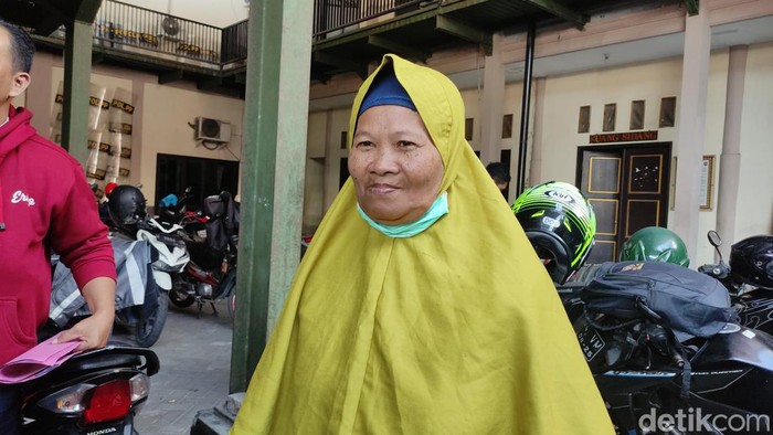 Wiwik saat dipanggil Satpol PP menjadi saksi aksi Masriah buang tinja ke rumah tetangga
