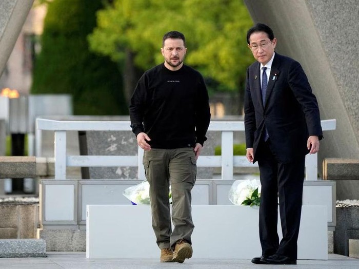 Ukrainian President Volodymyr Zelenskiy is escorted by Japanese Prime Minister Fumio Kishida, after laying flowers in front of the Cenotaph for the Victims of the Atomic Bomb at the Hiroshima Peace Memorial Park, after Zelenskiy was invited to the Group of Seven nations summit in Hiroshima, Japan, May 21, 2023. Eugene Hoshiko/Pool via REUTERS