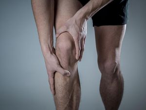 Apa Iya Sering Onani Bikin Lutut Gampang Nyeri?