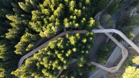 Dijamin skywalk ini menyuguhkan pemandangan hamparan pegunungan yang asri.