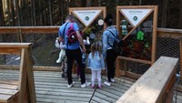 Selain sebagai objek wisata, skywalk ini pun dibuat untuk tujuan edukasi. Dibeberapa sudut terlihat papan informasi mengenai alam sekitar.