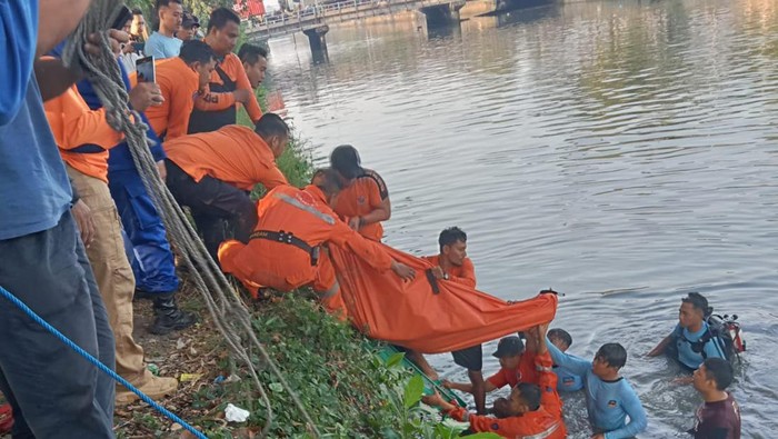 Dua orang laki-laki tewas usai loncat ke Sungai Kalimas karena diduga terlibat tawuran di area Jembatan Pentekan, Surabaya. Polisi mendalami kasus tersebut.