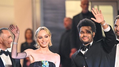 5 Pose Lily-Rose Depp dan The Weeknd Jadi Sorotan