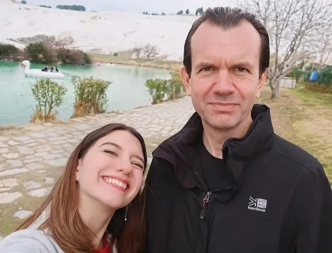 Artis Indonesia lain yang juga memiliki ayah bule adalah Cassandra Lee. Ayah Cassandra Lee, Michael Robert Lee, berasal dari Inggris, sedangkan ibunya dari Malang, Indonesia. Foto: Instagram