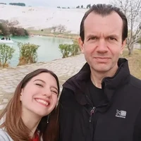 Artis Indonesia lain yang juga memiliki ayah bule adalah Cassandra Lee. Ayah Cassandra Lee, Michael Robert Lee, berasal dari Inggris, sedangkan ibunya dari Malang, Indonesia. Foto: Instagram