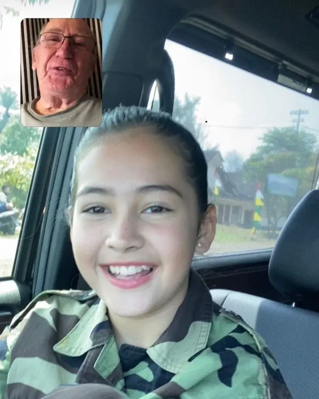 Memiliki paras yang begitu cantik, Sandrinna Michelle rupanya memperoleh darah bule dari sang ayah. Ayah Sandrinna, Mike Skornicki berasal dari Amerika Serikat. Foto: Instagram