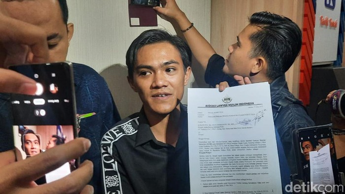 Asosiasi Lawyer Muslim Indonesia mengadukan video syur mirip artis inisial RK ke Bareskrim Polri.