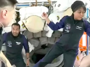 Astronaut Wanita Arab Pertama Akhirnya Tiba di ISS