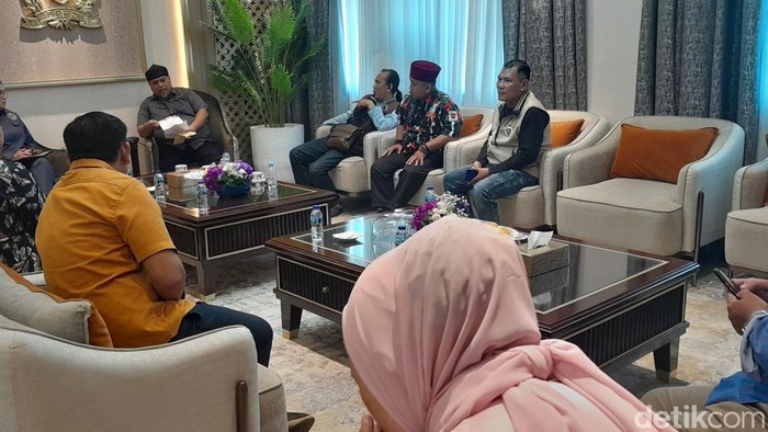 Bocah 7 tahun korban pemerkosaan paman dan kakek didampingi kuasa hukum saat mendatangi gedung DPRD Sumsel.