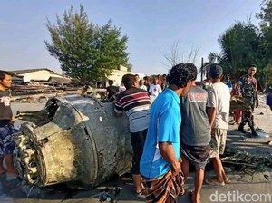 Bangkai Pesawat Tempur Ditemukan Nelayan Lamongan Jadi Tontonan Warga