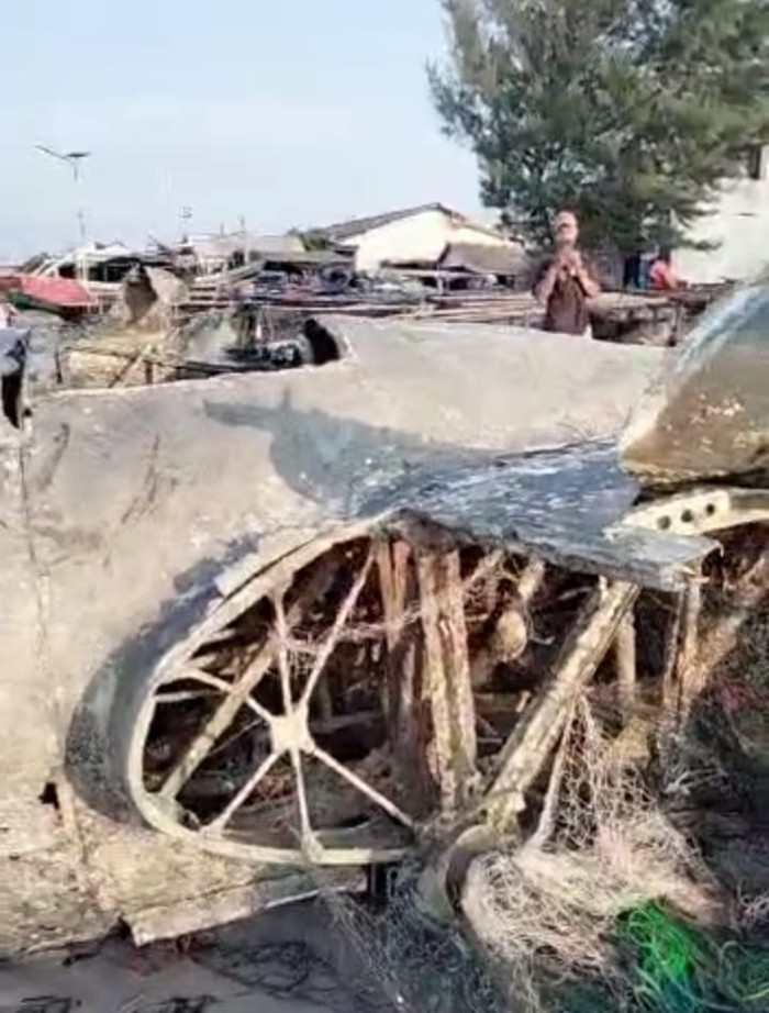 bangkai pesawat tempur ditemukan di lamongan
