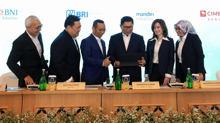 Bank Mandiri akan melakukan penerbitan Penawaran Umum Berkelanjutan (PUB) Obligasi Berwawasan Lingkungan Berkelanjutan atau Green Bond dengan target Rp10 triliun. Hal itu disampaikan dalam paparan publik yang dihadiri Dirut Bank Mandiri Darmawan Junaidi di Jakarta, Selasa (23/5/2023).