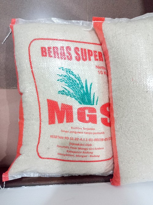 Beras ukuran 5 kg produksi petani lokal yang dijual di kalangan ASN lewat Perumda Pasar dan Pangan Badung. (Agus Eka/detikBali)