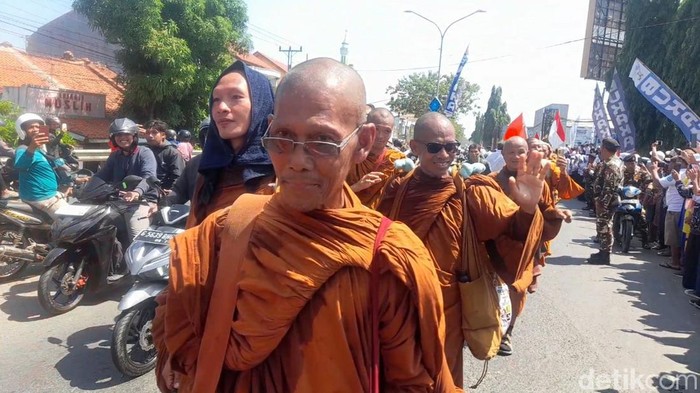 Biksu thudong menuju kantor Pengurus Cabang NU Brebes, Selasa (23/5/2023).